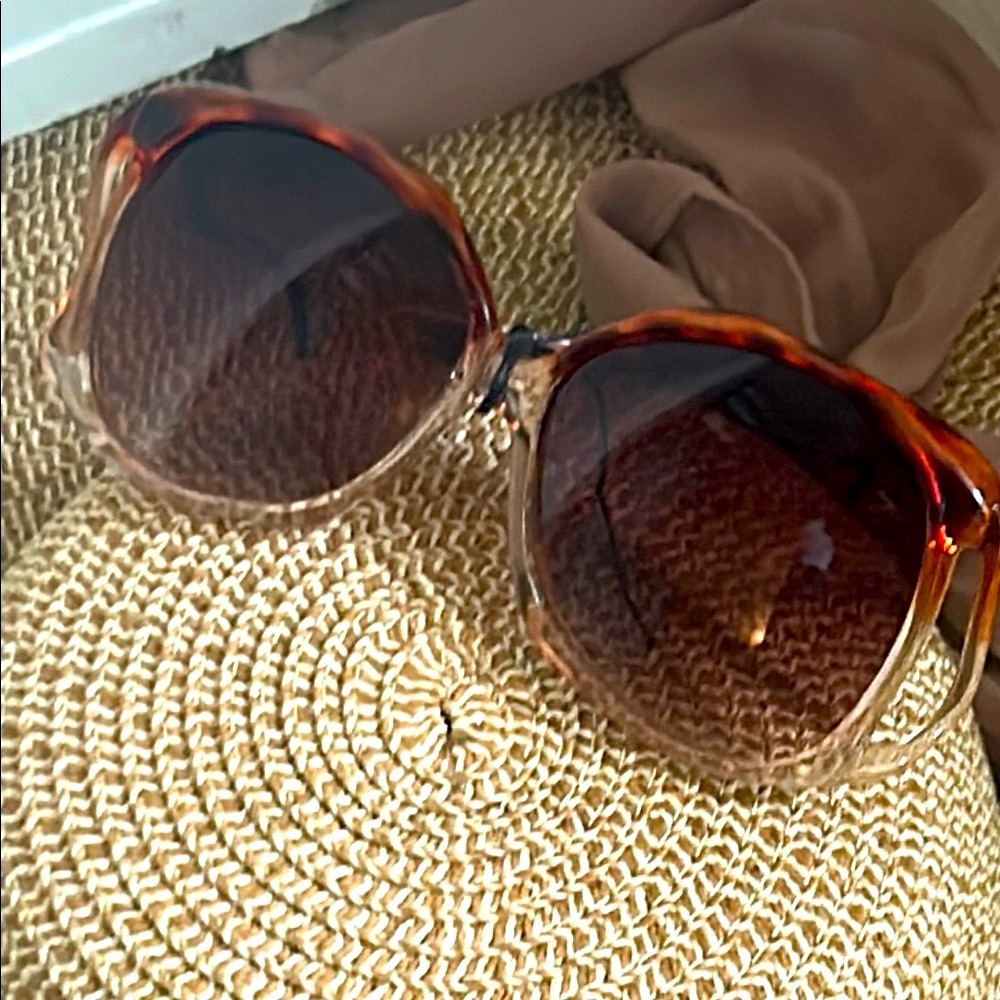 New Hearts Oversized Stylish Gradient Lens Tortoise Shell Frame Sunglasses